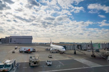 Tokyo, Japonya - Şubat 2020: Tokyo Haneda Uluslararası Havaalanı pisti. Tokyo Haneda havaalanı dünyanın en yoğun havaalanlarından biridir..
