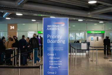 Londra, Birleşik Krallık - Şubat 2020: British Airways yolcu kapısı ve Londra Heathrow havaalanında bekleyen yolcular. British Airways, Birleşik Krallık 'ın en büyük havayolu şirketidir..