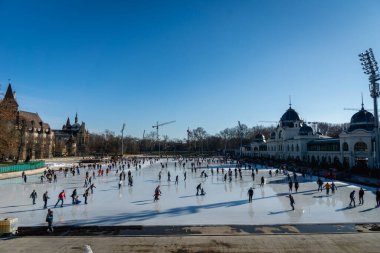 Budapeşte, Macaristan - Şubat 2020: Şehir Parkı buz pateni pisti ve Macaristan 'ın Budapeşte kentinde kayan insanlar. Şehir Parkı kışın Avrupa 'nın en büyük buz pateni sahasıdır.. 