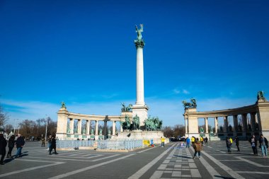 Budapeşte, Macaristan - Şubat 2020: Budapeşte 'de Kahramanlar Meydanı anıtı ve turist. Macaristan 'ın Budapeşte meydanlarındaki en çok ziyaret edilen meydanlardan biri..