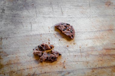 Kırık çikolatalı kurabiyeler. Çerezler kırıntılarla parçalandı - internet gizliliği ve veri güvenliği için konsept resim