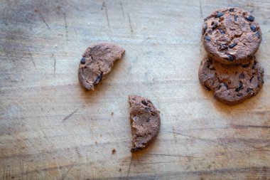 Kırık çikolatalı kurabiyeler. Çerezler kırıntılarla parçalandı - internet gizliliği ve veri güvenliği için konsept resim