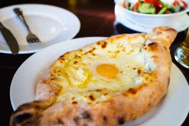 Gürcistan 'da Khachapuri - Gürcistan ulusal peynirli ekmek ürünü, yumurtalı turta - Adjara Khachapuri Gürcistan' dan ünlü bir yemektir.