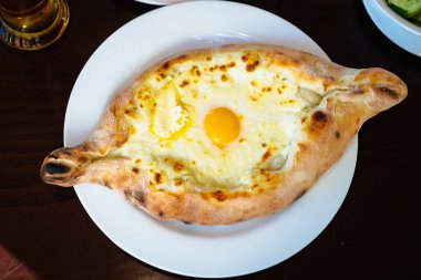 Gürcistan 'da Khachapuri - Gürcistan ulusal peynirli ekmek ürünü, yumurtalı turta - Adjara Khachapuri Gürcistan' dan ünlü bir yemektir.