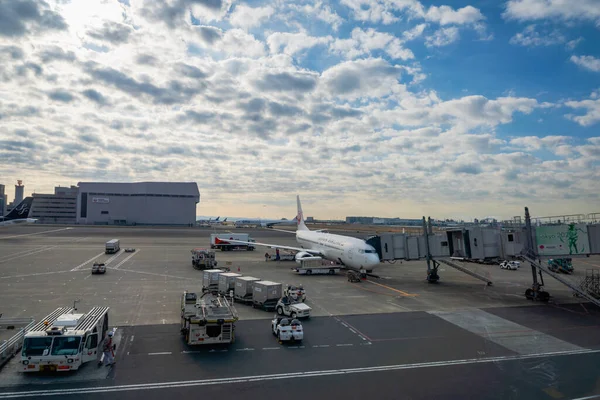 2020 활주로 은세계에서 붐비는 공항중 — 스톡 사진