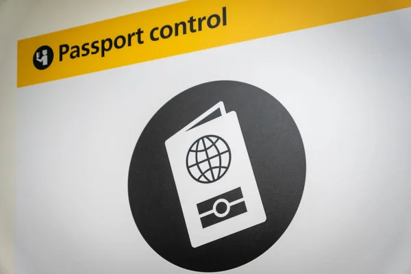 공항에서 출입국 관리를 여권제한 표지판 아이콘 — 스톡 사진