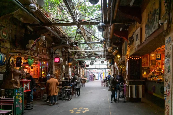 Budapeşte, Macaristan - Şubat 2020: Szimpla Garden, Budapeşte 'de yerel halk ve turistler için popüler bir yer olan turistlerle dolu bir bar / bar harabesi