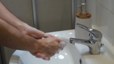 Ellerini sabunla 20 saniye ve daha uzun süre yıkamak. Enfeksiyona, virüse ve gribe karşı sağlıklı kalmak için el yıkamak.