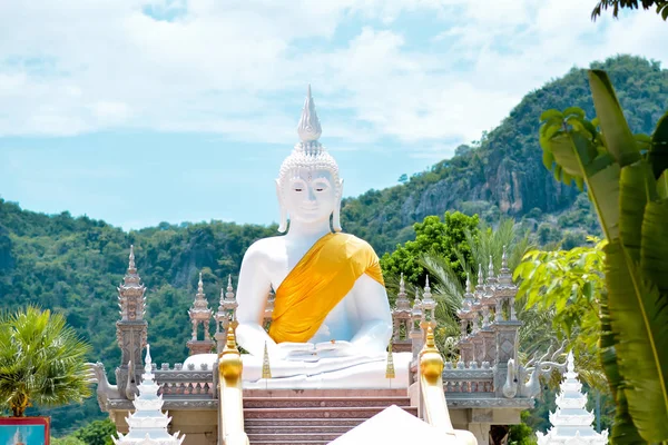 Buda'nın kültür Tayland arazi scape portre temple güzel dağ görüntülemek