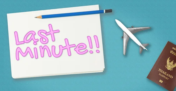 Last minute pro cestovní rezervace banner letadlem s cestovní pas — Stock fotografie