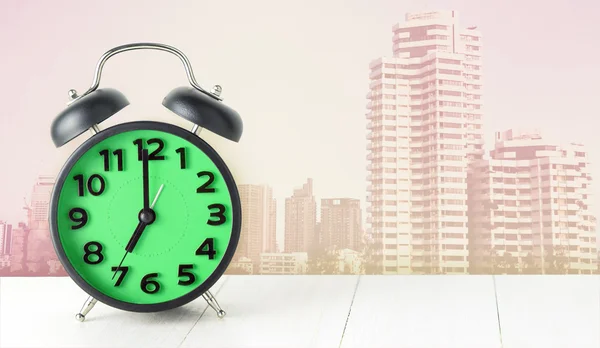 Reloj despertador verde con fondo de ciudad Pastel — Foto de Stock