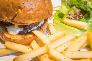 Dev sığır eti peynirli burger patates kızartması ve salata