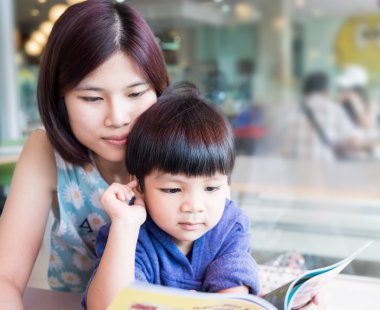 Asya anne bir eğitim eğlence oğlu okuma kitabı.