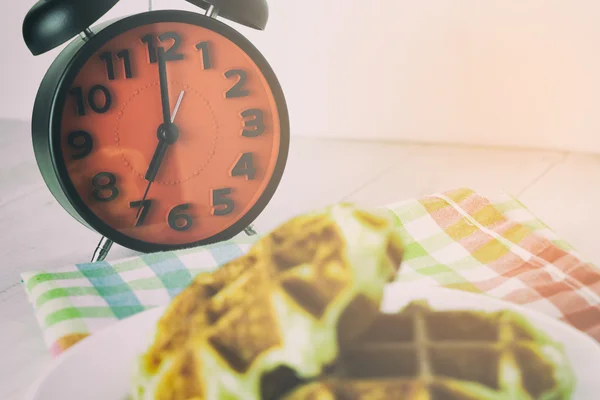 ハニー ワッフルの朝食は目覚まし時計 — ストック写真