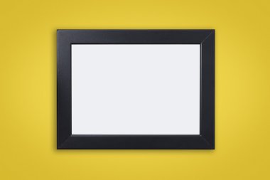 Sarı duvar siyah sınır ile boş fotoğraf çerçevesi.