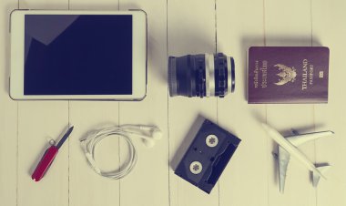 Arka plan kopya alanı üzerinde vintage sesi ile üst Airplanetraveler öğeler hizalama