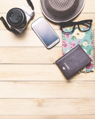 Gezgin maddeleri arka plan kopya alanı ile tatil için hazırlanıyor.