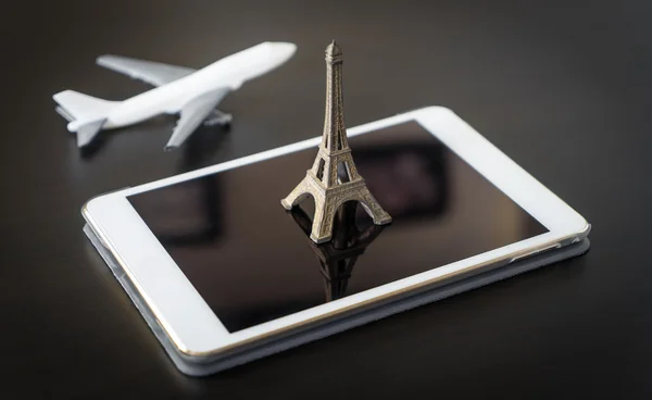 Rezervujte si letenku do Paříže online na tabletu — Stock fotografie