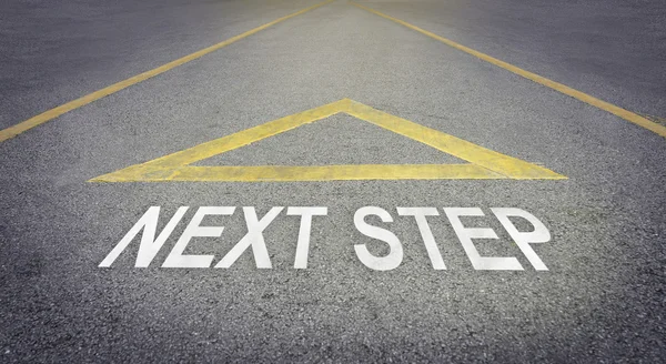 Sonraki adım konsepti için ileriye doğru yol gösteren ok işareti.