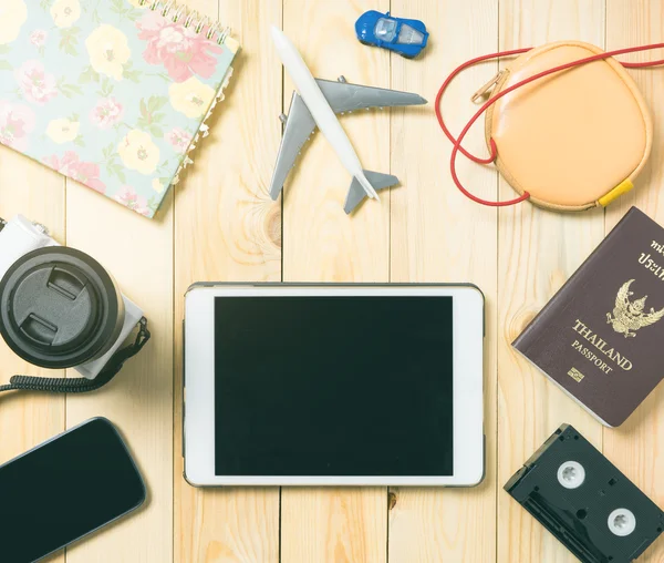 Cestovní blogger vybavení na dřevěný stůl s prázdné tablet — Stock fotografie