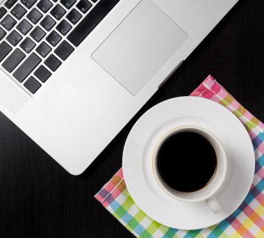 Office Not Defteri ile siyah masada kahve fincanı