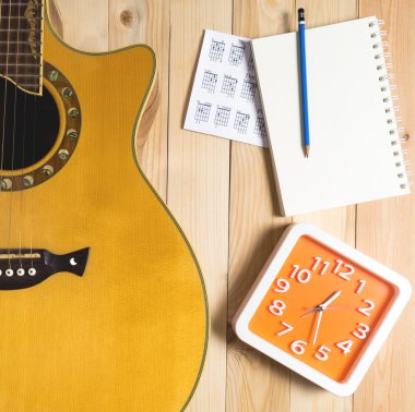 Gitar müzik şarkı ekipman ahşap zemin üzerinde yazma ile