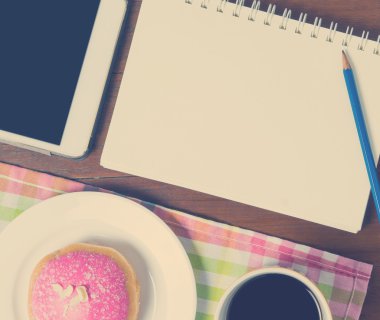 Renkli pastel Cafe ahşap masa boş defter sayfası