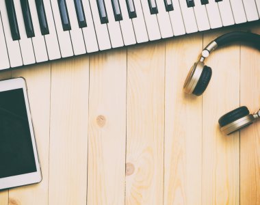 Ahşap arka plan kopya alanı üzerinde modern müzik ekipman