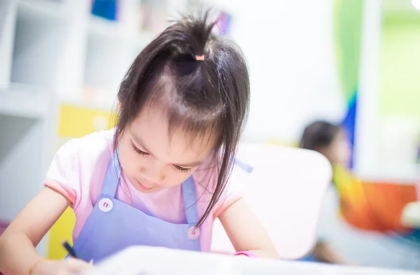 Asiatico ragazza indossare un grembiule apprendimento arte in aula . — Foto Stock