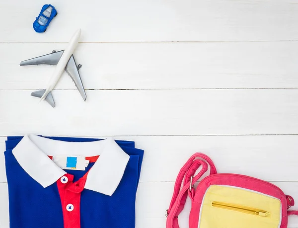 Ropa de niño bebé y preparación de viaje accesorio. Objetos de moda de viaje de vacaciones con espacio de copia . — Foto de Stock