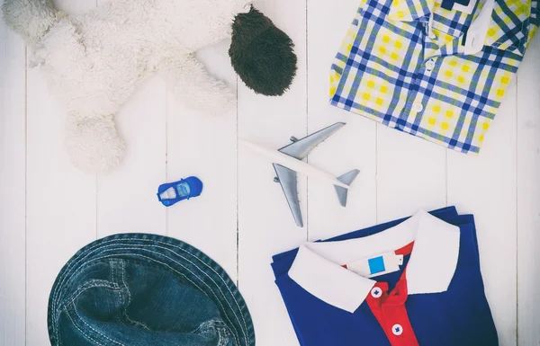 Babyjongen reizen mode objecten ingesteld op houten vloer — Stockfoto