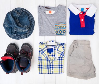 Küçük çocuk rahat moda düz ayarlamak üstten görünüm yatıyordu