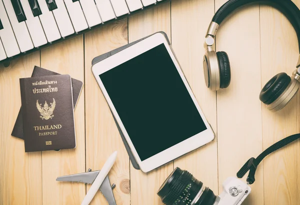 Tela de tablet em branco com férias coisas de viagem tom vintage — Fotografia de Stock