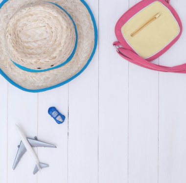 Çocuk yaz seyahat nesne üzerinde beyaz ahşap kopya alanı.