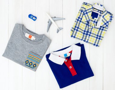 Küçük çocuk rahat moda düz ayarlamak üstten görünüm yatıyordu