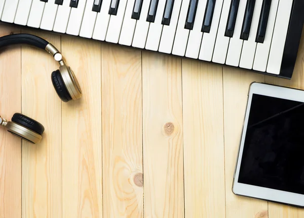 Kopya alanı boş tablet ekranıyla müzik ekipman