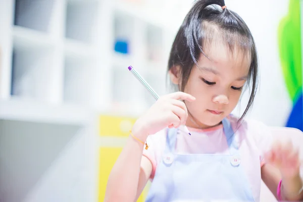 Asiatico ragazza è learning arte in classe — Foto Stock