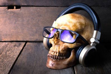 Dj kafatası bir kulaklık takıyor