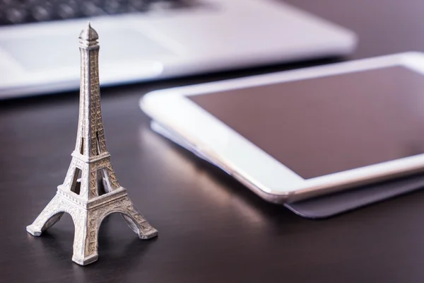 Eiffeltoren Parijs met computerapparaten tablet te boeken — Stockfoto