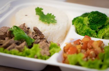 Take away sağlıklı sığır eti yemek kutusu