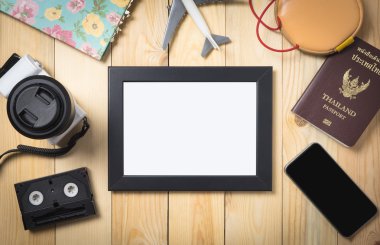 Boş resim çerçevesi yaz tatil ekipman. Gezgin ekipman ile ahşap masa boş fotoğraf çerçevelemek. 