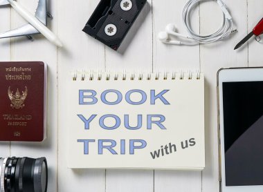 Şimdi metin kitap seyahat aletleri ile çevreleyen üzerinde kitap gitmeye hazır. 