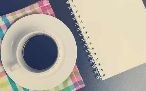Notizbuch Kopierraum mit Kaffeetasse auf buntem Stoff — Stockfoto