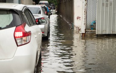 Bangkok su dolu bir sokakta seyahat otomobil