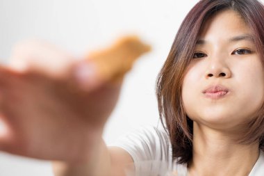 Şirin Asyalı kız sana bir dilim pasta yemek için elini kullanıyor. 