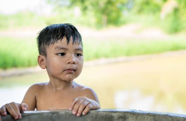 Asya Köyü zavallı çocuk Köyü su iyi bir duş alıyor.