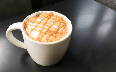 Sıcak karamel kahve siyah tablo kopya alanı üzerinde.