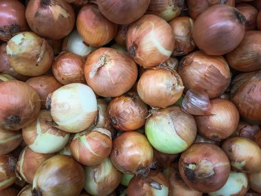 Soğan piyasası sergilenen yığını. Bu taze soğan Tayland'da yetişen.