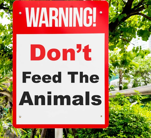 Nie karmić zwierząt znak ostrzegawczy, z tle natura. — Zdjęcie stockowe