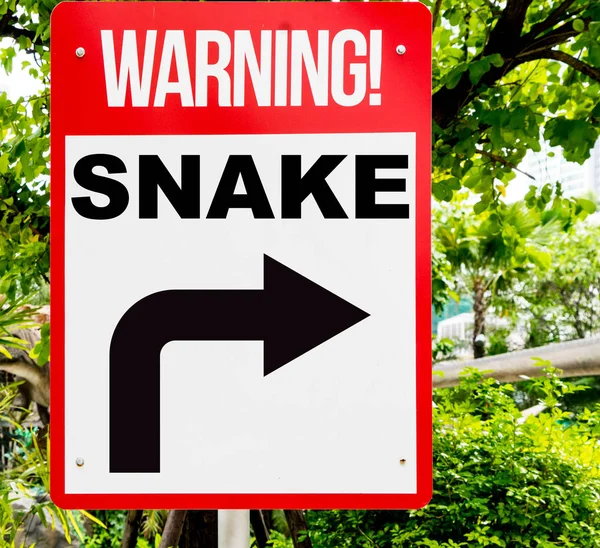 Vörös kígyó figyelmeztető jel az erdő — Stock Fotó